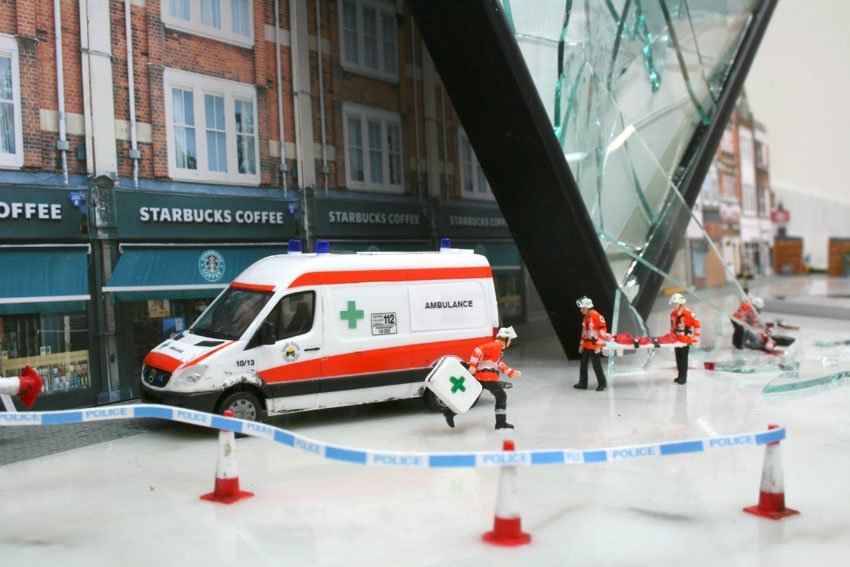 Mortal y diminuto accidente con un simple cuadro. Primer plano.