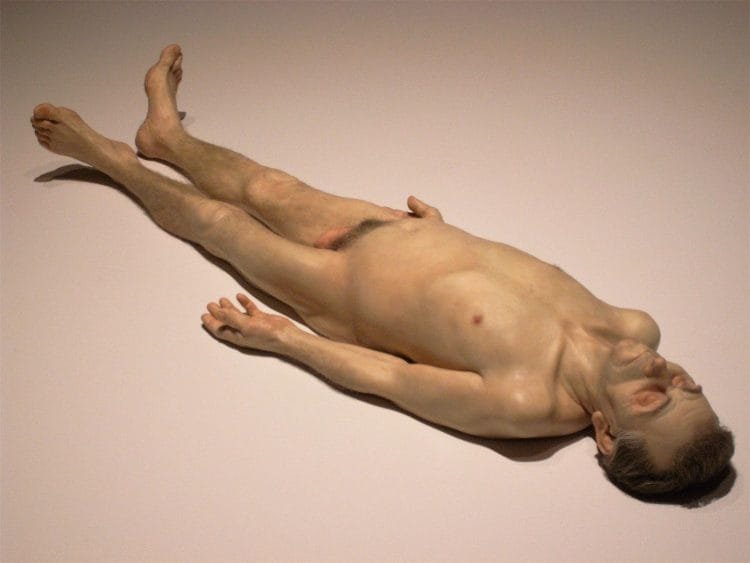 Ron Mueck junto a su famosa escultura "Dead Dad"