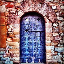 Foto de la puerta del monasterio de Santa Cecilia en instagram, por Inkoherence