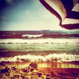 Foto en la orilla de una playa, por Inkoherence en Instagram