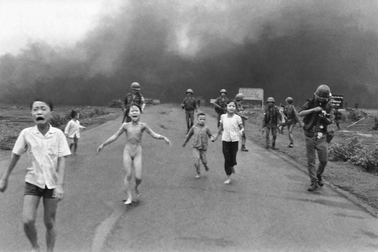 Foto famosa de una niña huyendo desnuda por un bombardeo en Vietnam