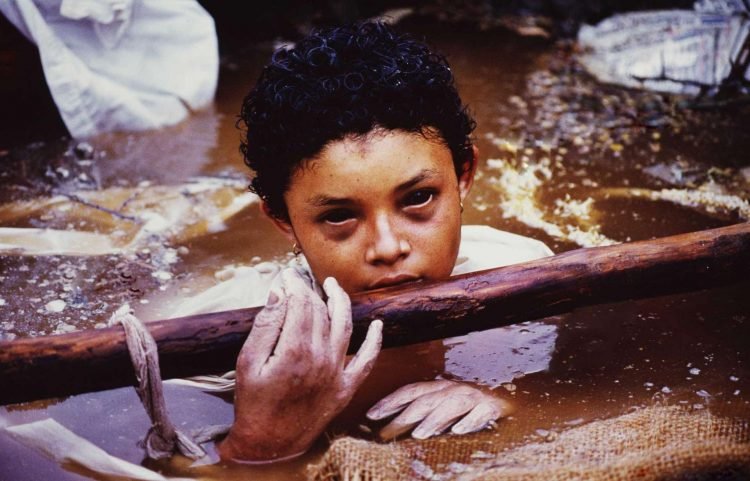 Famosa foto de Omayra Sanchez poco antes de morir enterrada en lodo y fango