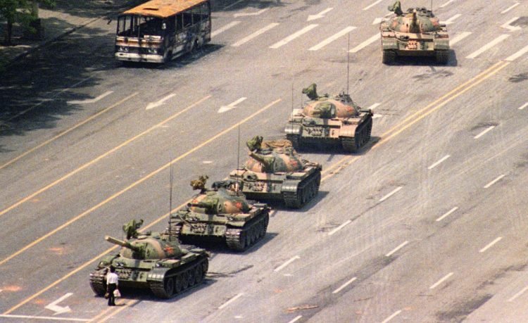 Famosa foto de la Plaza de Tianamen con el estudiante y los tanques
